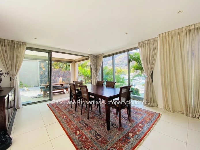 Spacious 5 bedroom villa with stunning views on the marina!!!