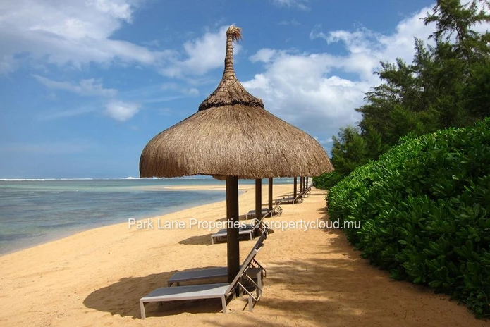 Luxury 6 bedroom villa in a private estate with beach front 5* hotel