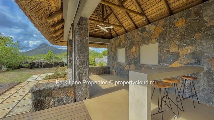 Élégante villa moderne de 4 chambres avec piscine, espace barbecue et une vue imprenable sur la montagne