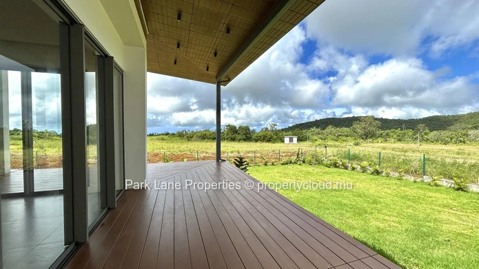Elegant 3-Bedroom Villa for Rent in Golf Estate