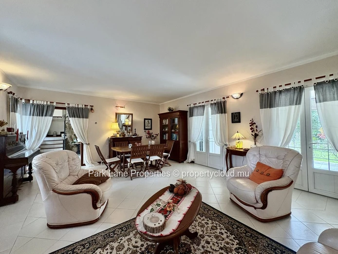 Charming colonial-style home with garden and views in Floreal