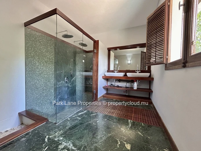 Villa Charmante de Style Colonial avec Cottage d’Invités dans le Domaine Exclusif de Bon Espoir