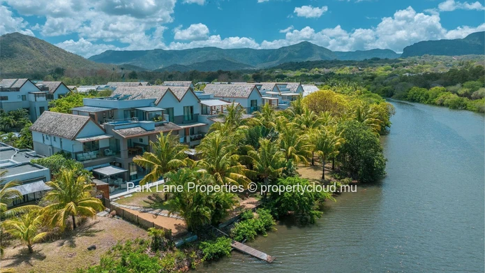 Sanctuaire en Marina avec Piscine Privée et Vues Imprenables sur la Rivière