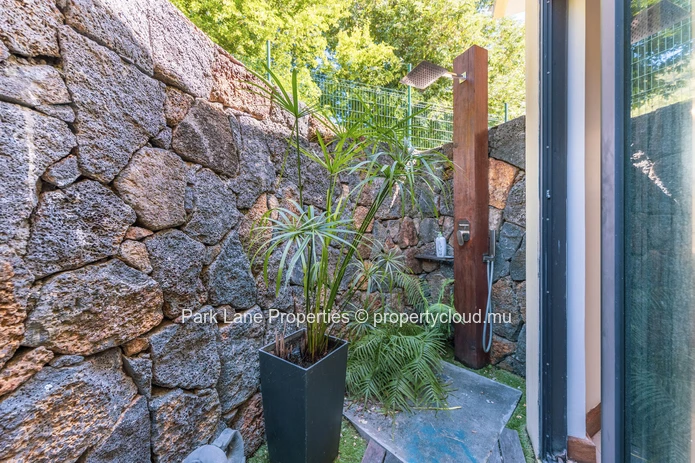 Oasis Tropicale: Villa de luxe au pied de la montagne
