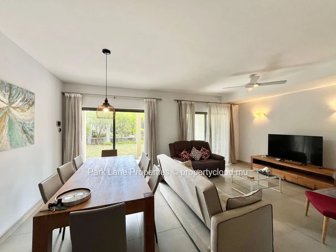 Three-Bedroom Townhouse Duplex with Garden and Terrace in Trianon 