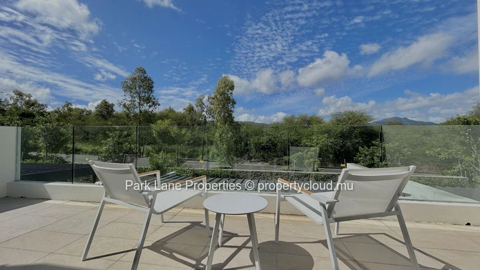 Stylish Townhouse with Pool and Garden, Perfectly Located.
