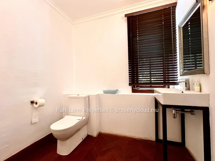 Elegant 5-bedroom home with stunning views in Floreal