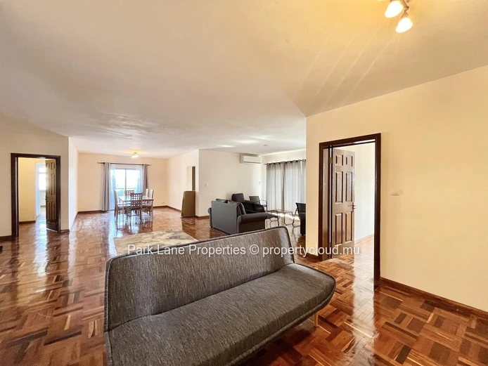 Live in comfort at the top – Furnished penthouse in Rose Hill
