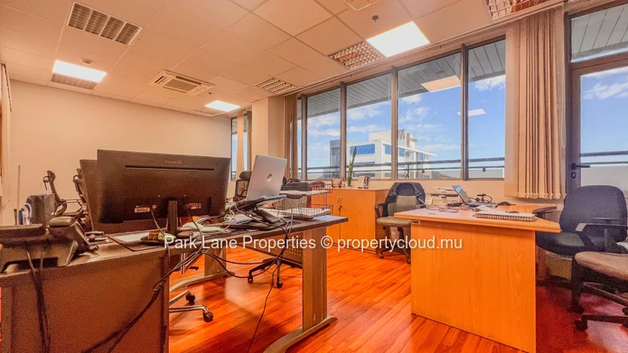 Experience Excellence: Your Panoramic Office in Ebene!