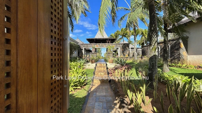 Villa de 4 chambres de style balinaise avec piscine débordante et accès à la plage