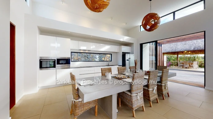 Villa Exquise à Vendre : Votre Havre de Paix dans un Village Charmant