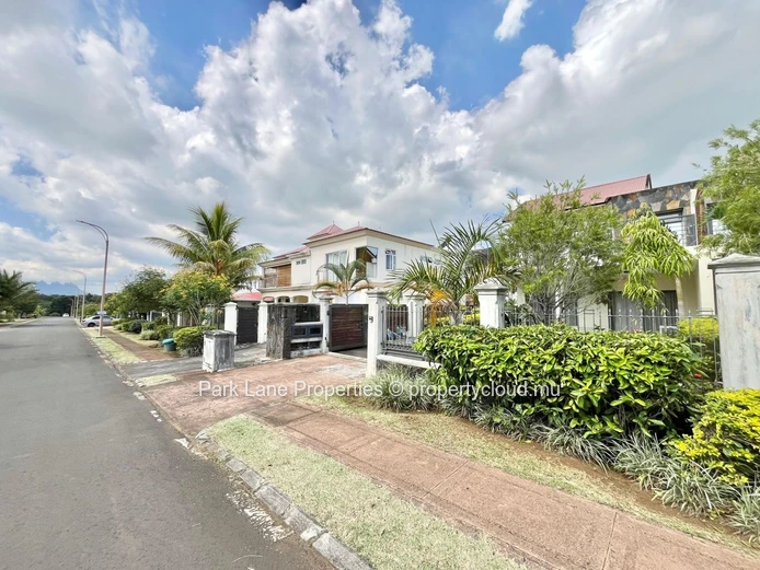 Three-Bedroom Townhouse Duplex with Garden and Terrace in Trianon 