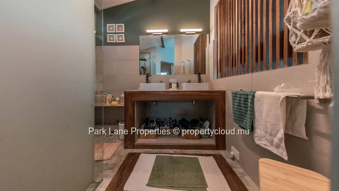Belle Villa de 4 Chambres avec Piscine et Espaces de Réception au Cœur de Tamarin