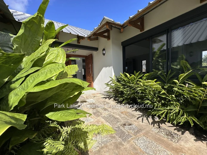 Stunning 4 bedroom en suite family home in a secure gated estate