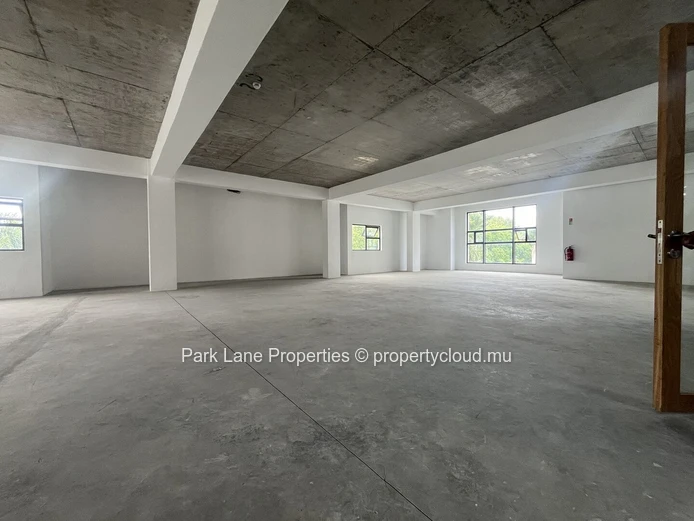 Espace bureau contemporain disponible à louer à Ebène – 101,8 m2