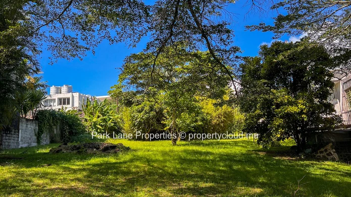 Rare opportunité à Floréal : Propriété à fort potentiel sur grand terrain.