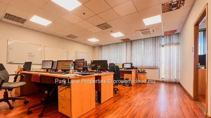 Experience Excellence: Your Panoramic Office in Ebene!