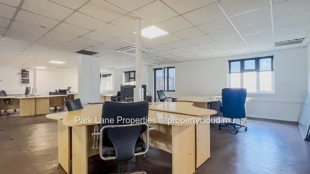 Bureau spacieux de 270 m² entièrement équipé avec parking au centre de Quatre Bornes
