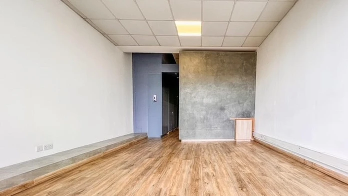 Modern office space with prime visibility & access in Phoenix
