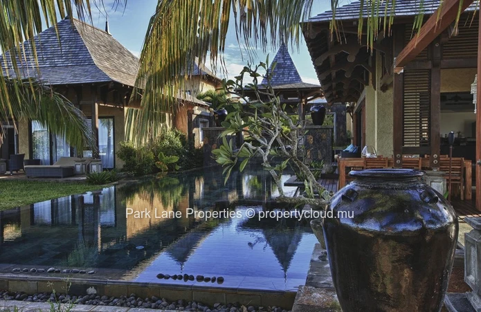 Luxury 6 bedroom villa in a private estate with beach front 5* hotel