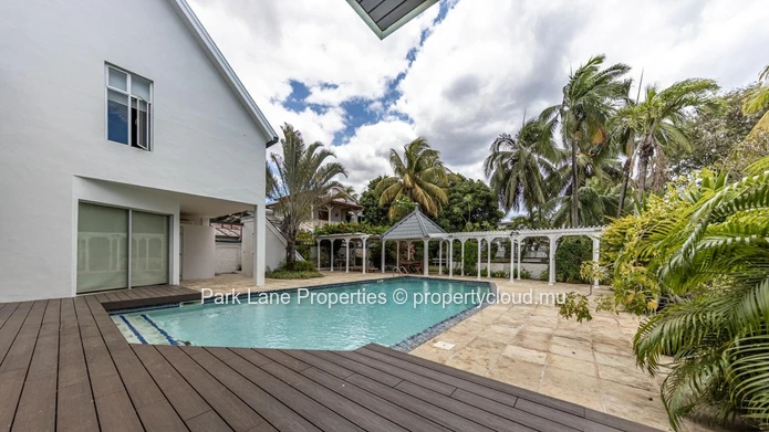 Prestigious villa close to the beach