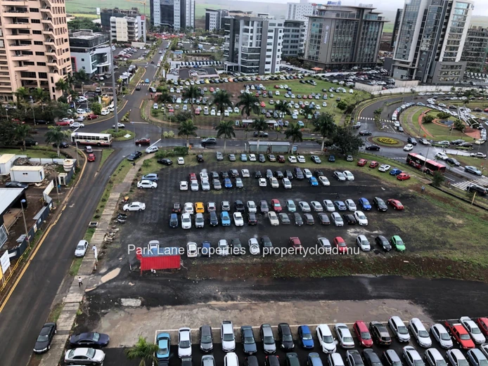 Étage complet de bureaux au cœur d’Ébène – Avec locataires en place