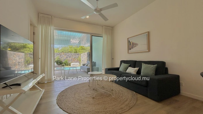 Stylish Townhouse with Pool and Garden, Perfectly Located.