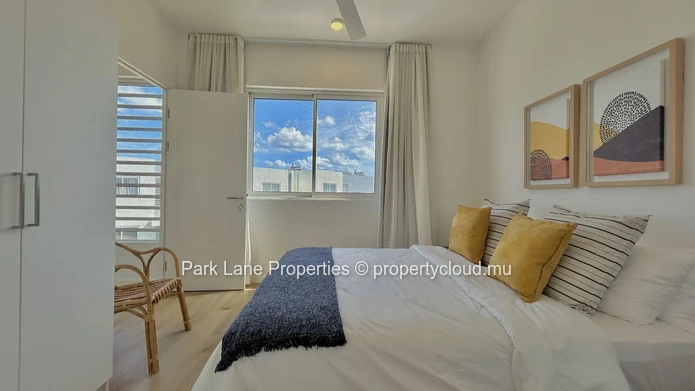 Stylish Townhouse with Pool and Garden, Perfectly Located.