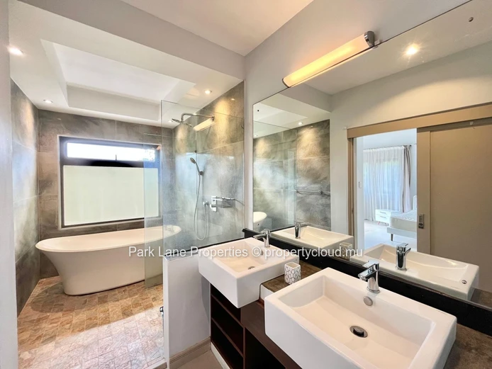 Three-Bedroom Townhouse Duplex with Garden and Terrace in Trianon 