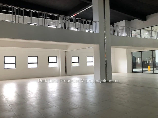 Bureau moderne avec mezzanine à Phoenix – Emplacement central avec accès rapide à l’autoroute