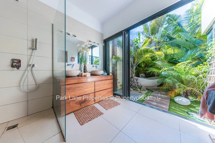 Oasis Tropicale: Villa de luxe au pied de la montagne
