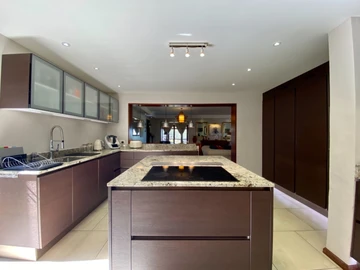 6 Bedroom House