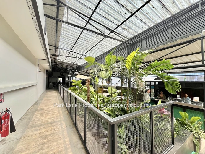 Bureaux Modernes dans le Projet Innovant Nouvelle Usine à Floréal