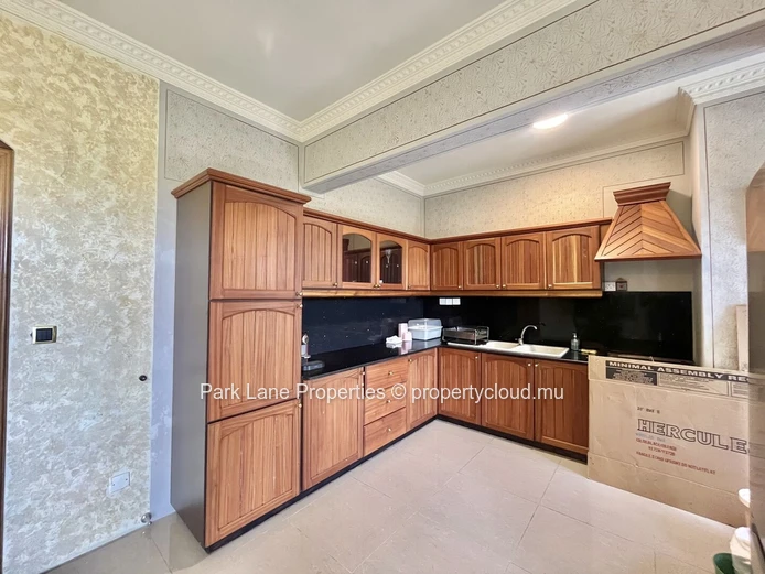 Luxury 4-bedroom penthouse with panoramic terrace in Curepipe