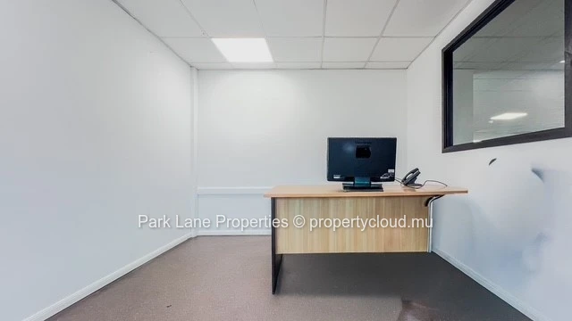 Bureau spacieux de 270 m² entièrement équipé avec parking au centre de Quatre Bornes
