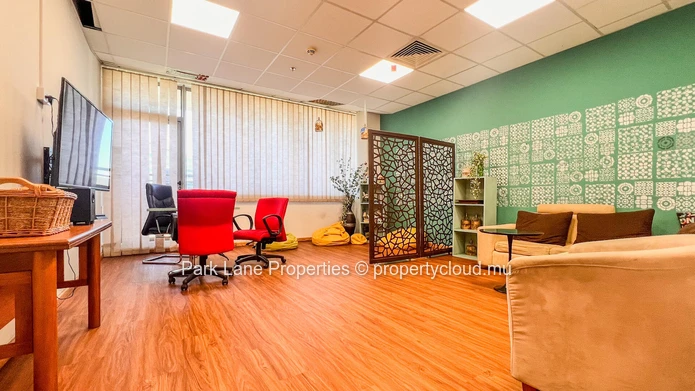 Experience Excellence: Your Panoramic Office in Ebene!
