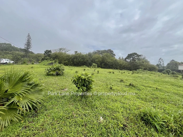 Expansive Residential Plot in Floreal