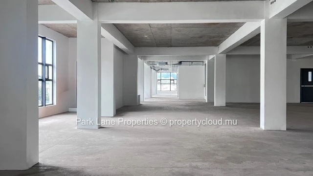 Espace de bureaux d’exception de 826 m² à Ebène – Moderne, spacieux avec parking