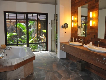 5 Bedroom Villa