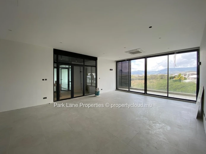 Espace commercial moderne avec vue emblématique sur les montagnes de la côte Ouest