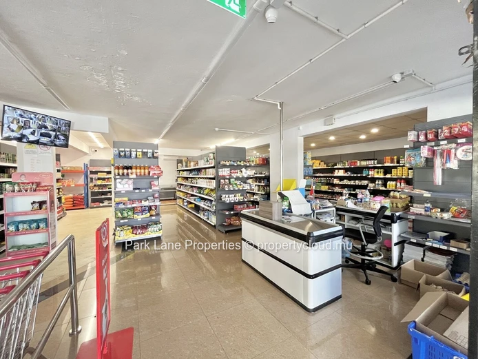 Commercial building of 287m2 2 minutes from the beach for sale in Riambel
