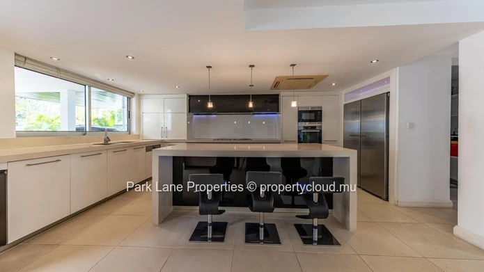 Prestigious villa close to the beach