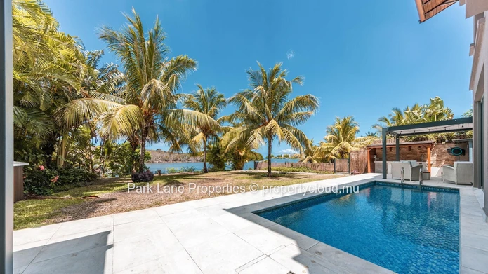 Sanctuaire en Marina avec Piscine Privée et Vues Imprenables sur la Rivière
