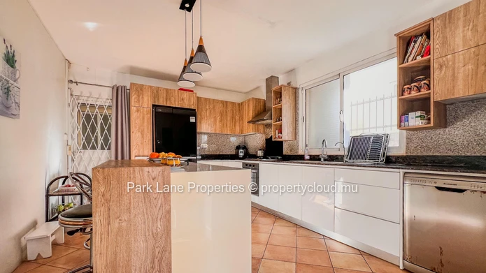 Charming family home in Floréal – Peaceful setting, enhanced security & mountain views