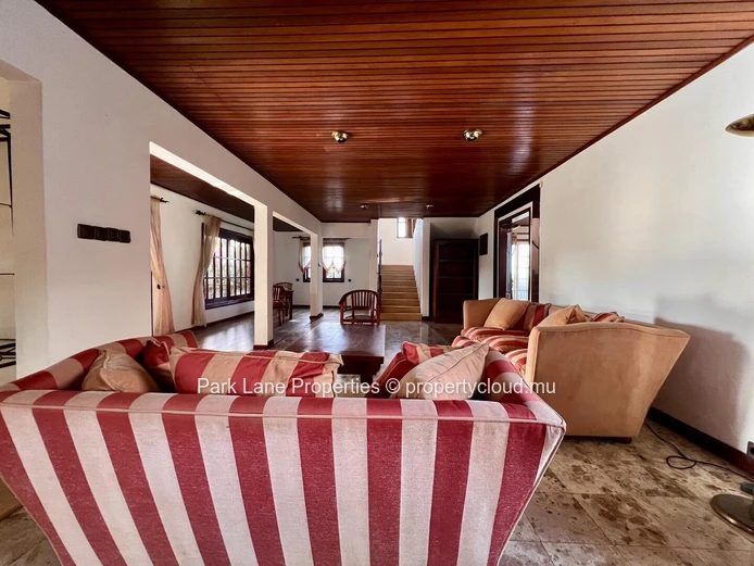 Maison à deux étages surplombant une magnifique piscine et des arbres matures à Floreal