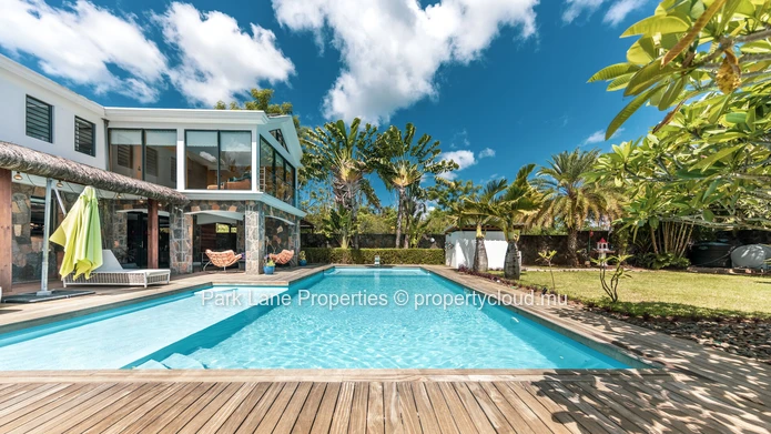 Magnificent fully renovated contemporary property close to Balaclava beach.