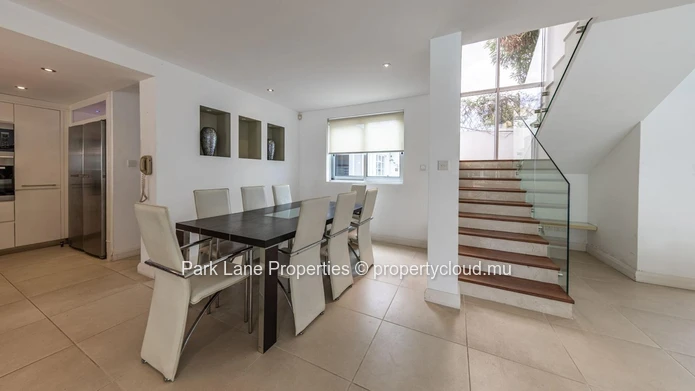 Prestigious villa close to the beach