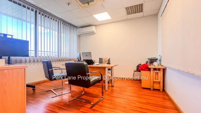 Experience Excellence: Your Panoramic Office in Ebene!