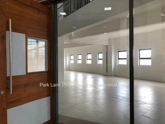 Bureau moderne avec mezzanine à Phoenix – Emplacement central avec accès rapide à l’autoroute