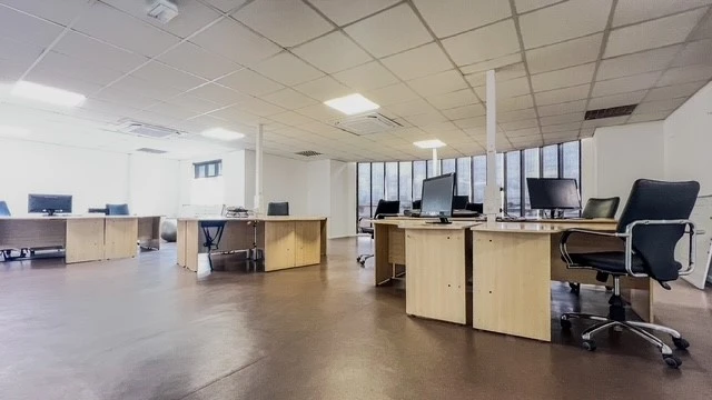 Bureau spacieux de 270 m² entièrement équipé avec parking au centre de Quatre Bornes